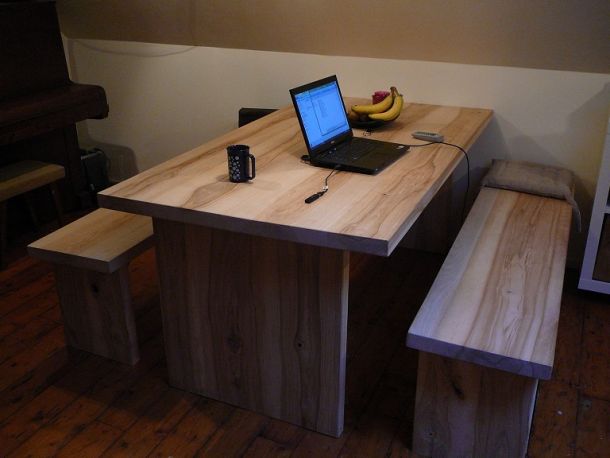 Houten tafel met banken